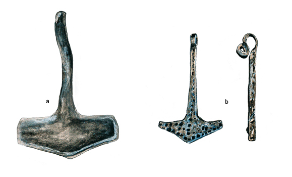 Deux marteaux de Thor en argent trouvés en Normandie ces dernières années dans le premier secteur de colonisation accordé par le Pacte de Jumiège. a. Celui-ci a été découvert sur le territoire de la commune de Sahurs, dans un champ entre la route départementale n° 51 et l’église, sur un territoire de colonisation scandinave (« 9 » sur la carte). En argent, long de 3 cm et pesant 4,50 g dans son état actuel, le bout du man­che avait été retourné pour former un œillet maintenant cassé. Il est conservé au Musée départemental des Antiquités de la Seine Maritime à Rouen sous le n° 2001.0.9.1 b. L’autre (de face et de profil) a été découvert à Saint-Pierre-de-Varengeville (canton de Duclair) sur les pentes dominant la Seine, en contrebas du camp gaulois du Bois de la Fontaine. En argent, il mesure 3,8 cm et pèse 4,75g. Il est formé par moulage et martelage et est décoré au poinçon de motifs carrés et ronds. L’œillet est formé par retournement du manche et est ici conservé L’étude scientifique de ces deux bijoux scandinaves, perdus probablement vers 900 par des hommes de l’armée de Rollon, a été publiée sous la plume de Jens Christian Moesgaard, conservateur du musée national du Danemark, dans le n°59 des Annales de Normandie, pages 133-140 (© E.Groult/Heimdal).