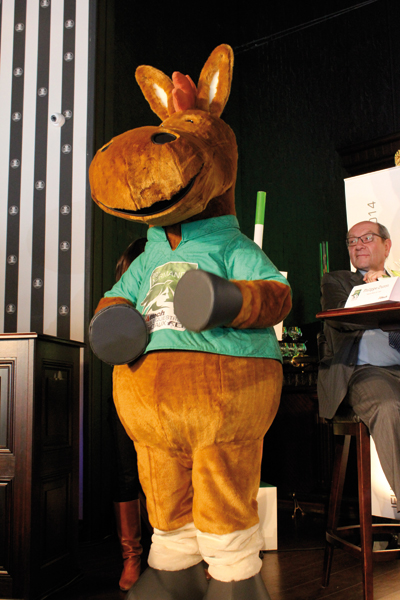 Présentation de Norman, la mascotte des Jeux, sous l’œil amusé de Philippe Duron, le député-maire de Caen, également président de l’agglomération Caen-la-Mer, deux des partenaires des Jeux. (© Thierry Georges Leprévost)