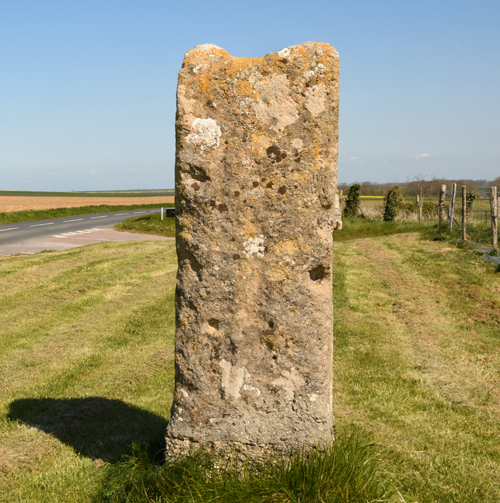 Le menhir de Colombiers-sur-Seulles situé dans l’axe du monument. (Photo Rodolphe Corbin © Patrimoine Normand)