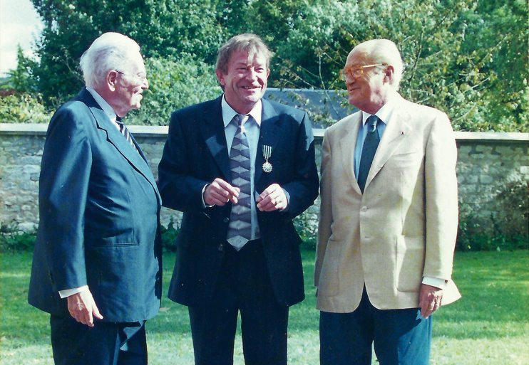 Entouré de ses amis historiens André Castelot (à gauche) et Alain Decaux (à droite) qui viennent de l'introniser « Chevalier » dans l'Ordre des Arts et Lettres. (© Coll. Michel de Decker)