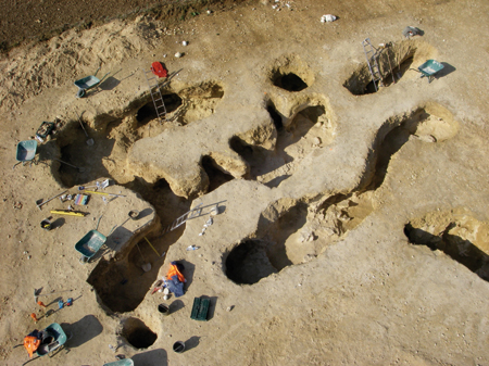 La minière de Ri. Le réseau de minières en cours de fouille. (© T. Sagory)