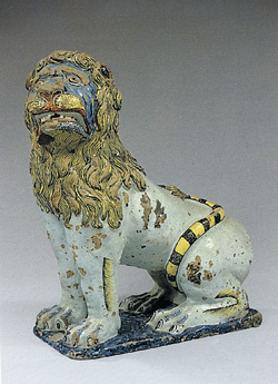 Parmi les enchères de pièces produites en Normandie, voici, sous le n° 20, un grand lion assis, en faïence de Rouen à décor polychrome daté du XVIIe siècle. Il est haut de 75 cm et présente des manques d’émail et des éclats. Cette belle pièce, rare, estimée 2 000 à 2 500€, a été adjugée 5 000€. (© Etude Lefèvre Beaussant)