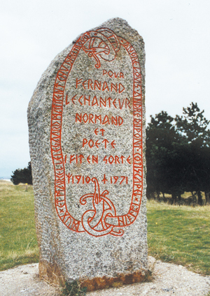 À la proue du monument, en direction de la pointe et de l’embouchure du havre, se dresse la pierre dédiée à Fernand Lechanteur. Le décor reprend fidèlement celui d’une pierre runique scandinave. (Photo Georges Bernage © Patrimoine Normand)