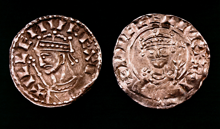 Deux monnaies de Guillaume, deniers frappés en Angleterre, vers 1068, Musée des Antiquités de Rouen. (­­© Yohann Deslandes)