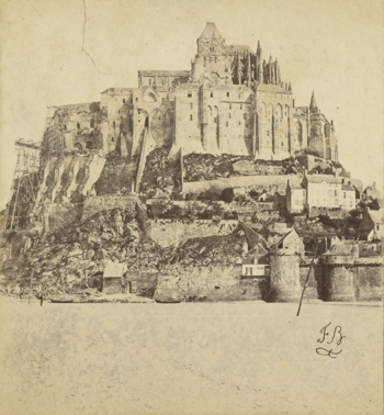 L’abbaye du mont Saint-Michel doit paradoxalement sa survie à se transformation en prison. (Vers 1860-1865, 8,7 × 17,5 cm. Rijksmuseum d’Amsterdam – www.rijksmuseum.nl)