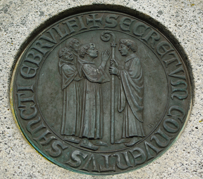 Médaillon du monument à Orderic Vital, à Saint-Évroult-Notre-Dame-du-Bois. (© Stéphane William Gondoin)