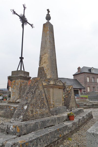 Le monument commémoratif de l'abbé Lhermina, de sa servante et de sa nièce, dans le cimetière saint-martinais, au chevet de l'église. (© Jean-François Miniac)