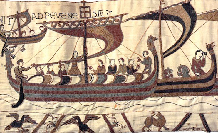 « Ici, le duc Guillaume, dans une grande navigation, franchit la mer et vint à Pevensey. » La Tapisserie de Bayeux expose l’unique représentation iconographique de la Mora, reconnaissable à son fanal en tête de mât. (© Bayeux Museum)