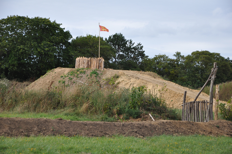 Le parc Ornavik. Ouvrage de défense et symbole de l'autorité seigneuriale, le château à motte d'Ornavik dominera le bois et l'Orne, sur le haut du site. (Photo Rodolphe Corbin © Patrimoine Normand)