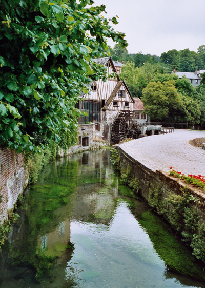 Le vieux moulin au bord de la rivière Le Robec. (Photo Alexandre Vernon © Patrimoine Normand)