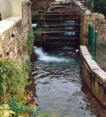 Le moulin du Vallot. La rivière Bolbec court et se cache à travers la ville. (Photo Alexandre Vernon © Patrimoine Normand)