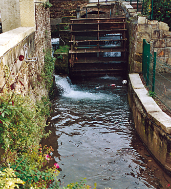 Le moulin du Vallot. La rivière Bolbec court et se cache à travers la ville. (Photo Alexandre Vernon © Patrimoine Normand)