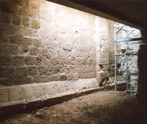 Cette muraille est sans doute la première partie apparente d’une vaste salle du XIIe siècle de l’époque de Richard Cœur de Lion. Elle a été réutilisée comme mur pour la maison du XVe. (Photo Thierry Georges Leprévost © Patrimoine Normand)