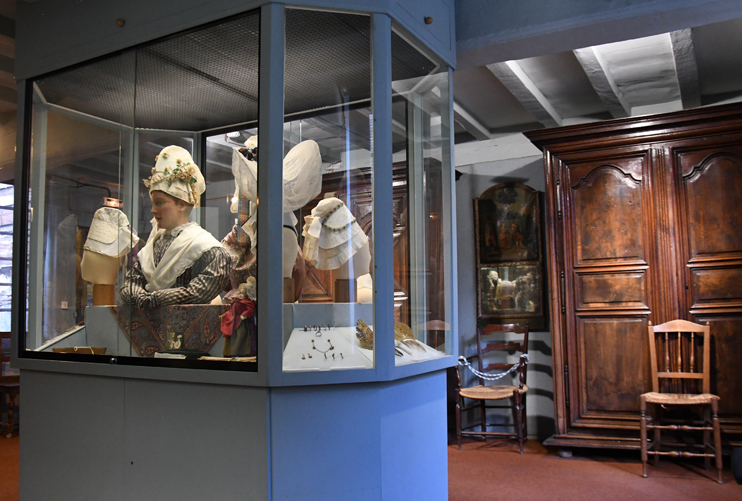 Le costume normand à travers les collections du musée de Honfleur