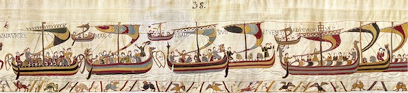 Cette séquence de la Broderie de Bayeux évoque la traversée du Chenal (La Manche) par le millier de bateaux de la flotte du duc Guillaume. Ceux-ci sont encore de type viking, à clins (qui semblent peints de diverses couleurs) et munis de têtes de dragons, avec leurs gouvernails (estières) placées à tribord. Ils sont de tonnages variés et on remarque les chevaux qui ont été embarqués  (Avec l’aimable autorisation de la Ville de Ba­yeux).