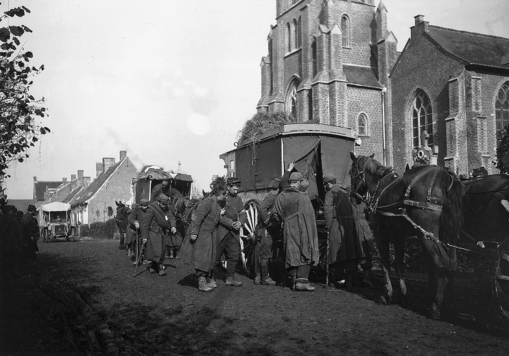 Des blessés normands sont évacués dans des ambulances hippomobiles sur le front d’Ypres, durant l’hiver 1914-1915. (© IWM).