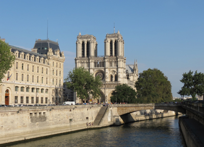 Au milieu du IXe siècle, l’île de la Cité était le cœur de Paris. Elle était cernée d’une enceinte gallo-romaine vétuste, incapable de résister à une attaque. Cliché pris avant l’incendie de Notre-Dame. (© Stéphane William Gondoin)