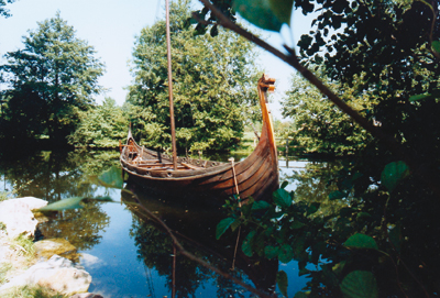  À Argentan, un bras de l’Orne, idéal aux Vikings pour pénétrer les terres et établir leur camp. Ici l’Olaf Kyrre, l’esnèque de Yannick Favro. (© Thierry Georges Leprévost)