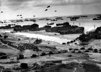 À Omaha Beach, comme sur les autres plages de débarquement, la chaîne logistique se met rapidement en place. (© US National Archives)