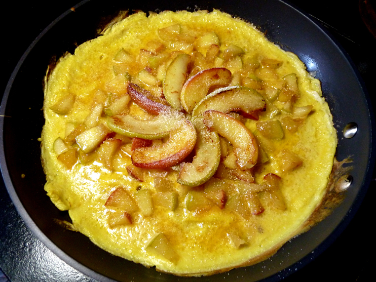 Omelette sucrée aux pommes. (© Claude Rayon)
