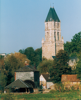 Orbec - Tour de Notre-Dame, apparemment conçue en premier lieu comme tour de défense (à cause de sa « massivité ») après la destruction des remparts au XIVe siècle, puis rehaussée d’un clocher, largement ouvert, plus tard. Au premier plan : le petit moulin d'Orbec. (Photo Éric Bruneval © Patrimoine Normand)