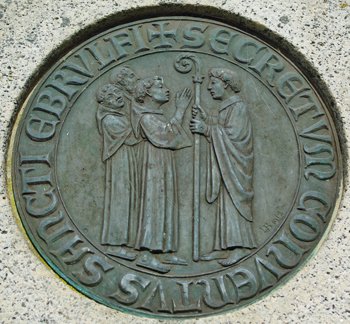 Médaillon figurant sur le monument élevé à la mémoire d'Orderic Vital, sur la place du village de Saint-Évroult-Notre-Dame-du-Bois. (© Stéphane William Gondoin)