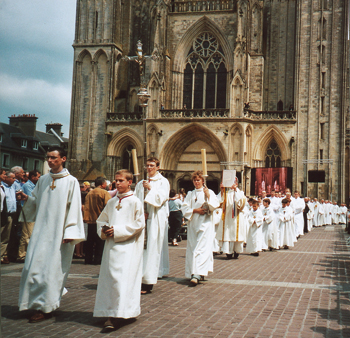 Une impressionnante procession. (Photo Thierry Georges Leprévost © Patrimoine Normand)