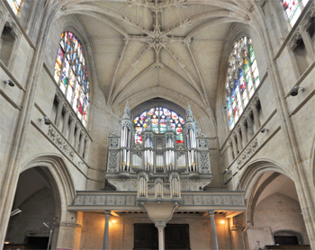 Le bas de la nef, l’orgue et sa tribune. Basilique Notre-Dame d’Alençon. (Photo Rodolphe Corbin © Patrimoine Normand)