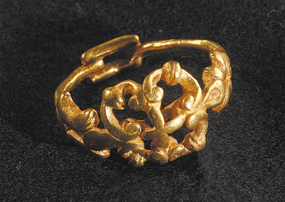 Orval, «?Les Pleines » (Manche). Bague en or. (© Musée de Normandie, Ville de Caen/J.-M. Yvon)