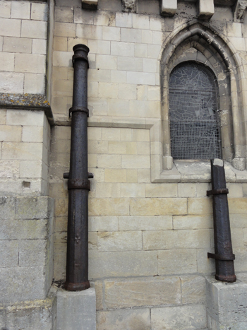 Canons placés sur le mur sud de l'église Saint-Samson, Ouistreham. (© Serge Van Den Broucke)