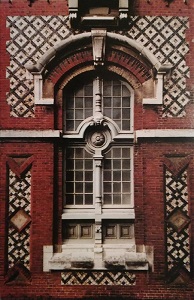 Fenêtre du Palais Bénédictine, à Fécamp. Exemple de la polychromie jouant sur les métériaux : briques de couleur, silex noir, pierre, caractéristique du pays de Caux (photo E.Bruneval).