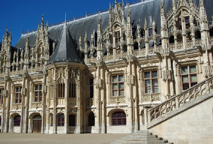 Cour du palais de justice de Rouen : sous les pavés, « la cave » !