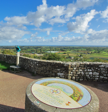 Le Val de Saire : panorama depuis le site perché de La Pernelle. (© Stéphane Wiliam Gondoin)