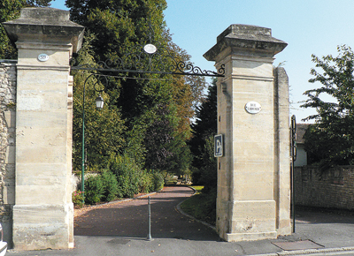 L’une des entrées de l’actuel Parc d’Ornano, vestige du parc d’exception créé ici à la fin du XVIIIe siècle par Gabriel Moisson de Vaux. (Photo Erik Groult © Patrimoine Normand)