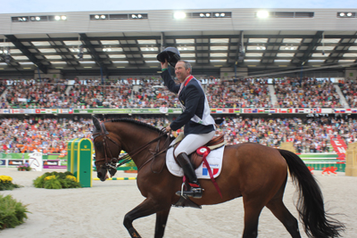 Triomphe du Selle Français à Caen en septembre dernier : Orient Express sous la selle de Patrice Delaveau, vice-champion du monde. (© Thierry-Georges Leprévost)