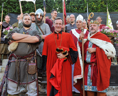 Le maire de Bayeux, Patrick Gomont, en costume médiévale s'est joint à la cérémonie. (Photo Frédérik Coon © Patrimoine Normand)