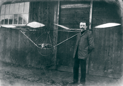 Le premier hélicoptère de Paul Cornu, un modèle réduit conçu en 1906. Vendeur de cycles, Paul Cornu semble aimer réutiliser les roues de vélo. (Collection médiathèque de Lisieux)