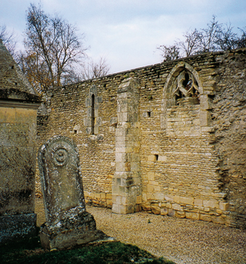 L'une des plus anciennes tombes du double cimetière protestant et catholique de Périers-sur-le-Dan. (© Lucia Minart)