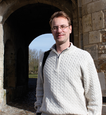 Pete Burckholder devant le porche du château de Saint-Sauveur-le-Vicomte. (© Thierry Georges Leprévost)