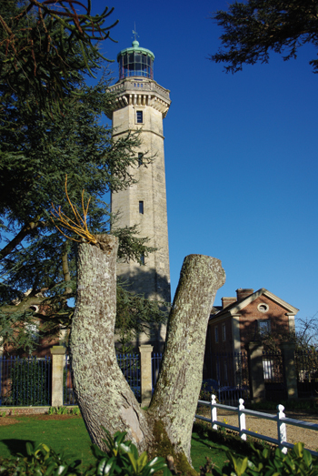 Le phare de Fatouville, un vrai monument historique dans un cadre superbement végétalisé. Idéal pour un séjour original. (© Stéphane Wiliiam Gondoin)