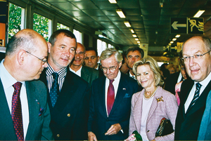 L'ambassadeur des USA et son épouse, entre Philippe Bertin et Philippe Duron, président de la Basse-Normandie. Cette manifestation permit aussi à l’ambassadeur de découvrir les produits normands. (© Patrimoine Normand)