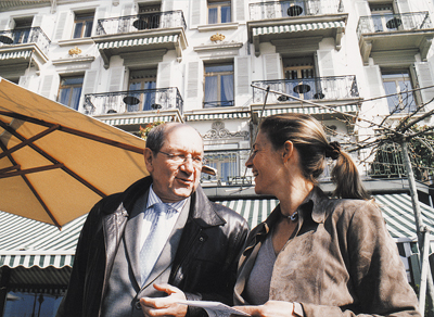 Philippe Duron et Eugénie Angot sur la terrasse de l’hôtel des Trois-Couronnes. (Photo Thierry Georges Leprévost © Patrimoine Normand)
