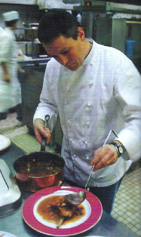 Philippe Septiers préparant la recette. (Photo rik Groult  Patrimoine Normand.)