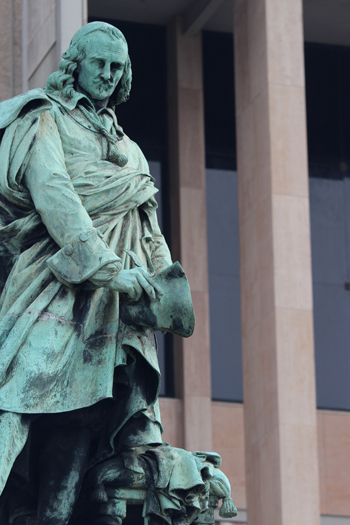 Statue de Pierre Corneille. Précédemment située sur l'île Lacroix, l’œuvre du sculpteur David d'Angers échappa de peu à la destruction par les Allemands et fut replacée devant l'Opéra en 1957. (© Juliette Kotowicz)