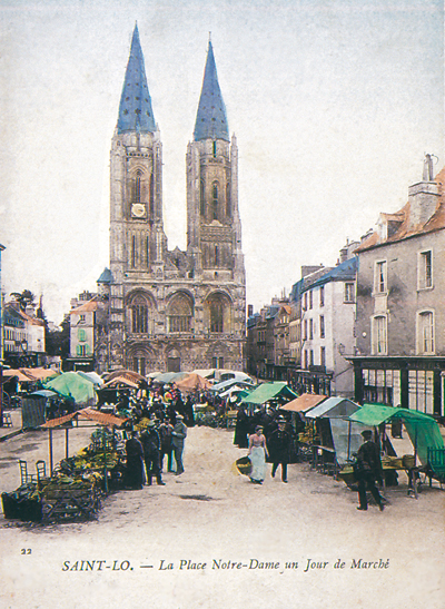 La place Notre-Dame, située devant l’église Notre-Dame, un jour de marché. (Carte postale © Archives Départementales de la Manche, Saint-Lô.)