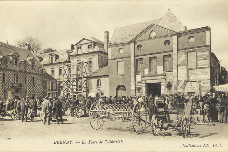 La place de l’Abbatiale dans les années 1900. Maintes fois transformée et reconvertie, l’abbatiale Notre-Dame et les activités installées derrière ses portes occupent une place importante dans l’étude menée par les Amis de Bernay. (© Coll. Gilles Marié)