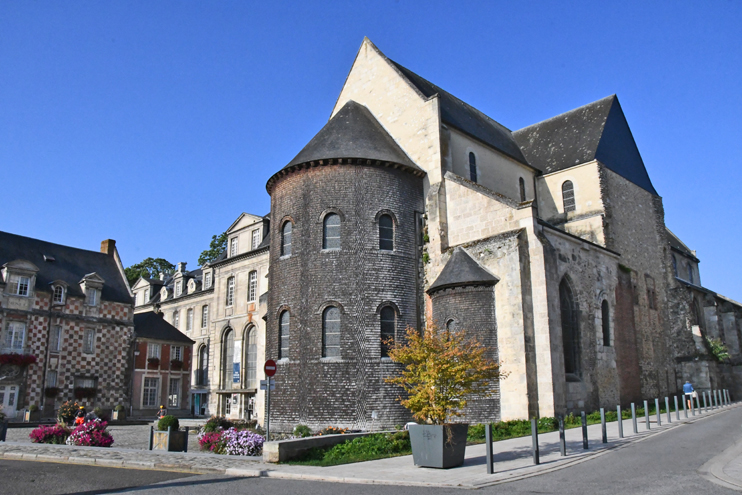 La place de L'Abbatiale de Bernay aujourd'hui. (Photo Rodolphe Corbin © Patrimoine Normand)
