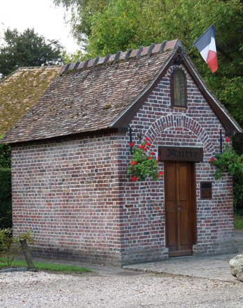 La mairie de Saint-Germain-de-Pasquier est la plus petite mairie de France. ( Christiane Lablancherie)