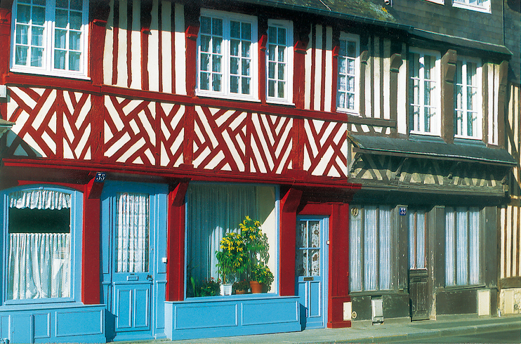 Le quartier Vaucelles. Maison divisée en deux, en partie restaurée (Photo Eric Bruneval © Patrimoine Normand).