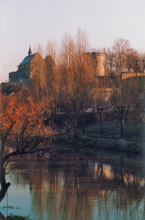  Pont-de-l’Arche - De l’autre côté de la Seine, on aperçoit l’une des tours de l’enceinte encore en place et l’église Saint-Vigor. (Photo Isabelle Audinet © Patrimoine Normand.)